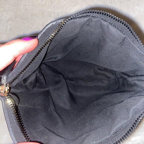 ♥️ Adrienne Vittadini Embossed Black Handbag with Gold Chain - Picture 7 of 8